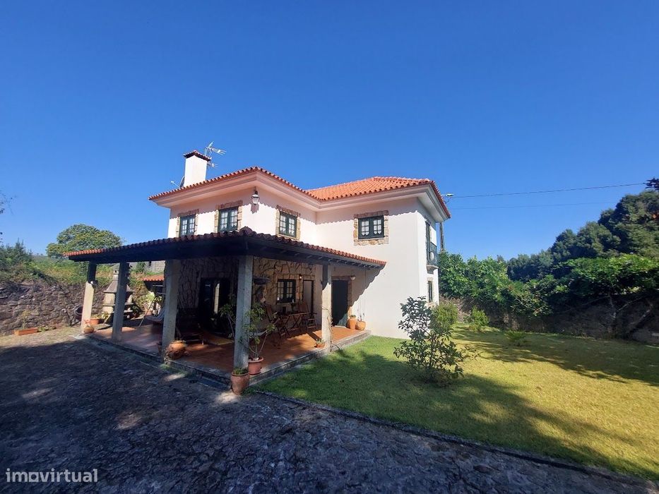 Moradia com quatro quartos com piscina em Romarigães Paredes de Coura