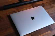 Apple Macbook Pro 15'' 2017 Touchbar i7/16GB/256GB SSD/Radeon Pro 555