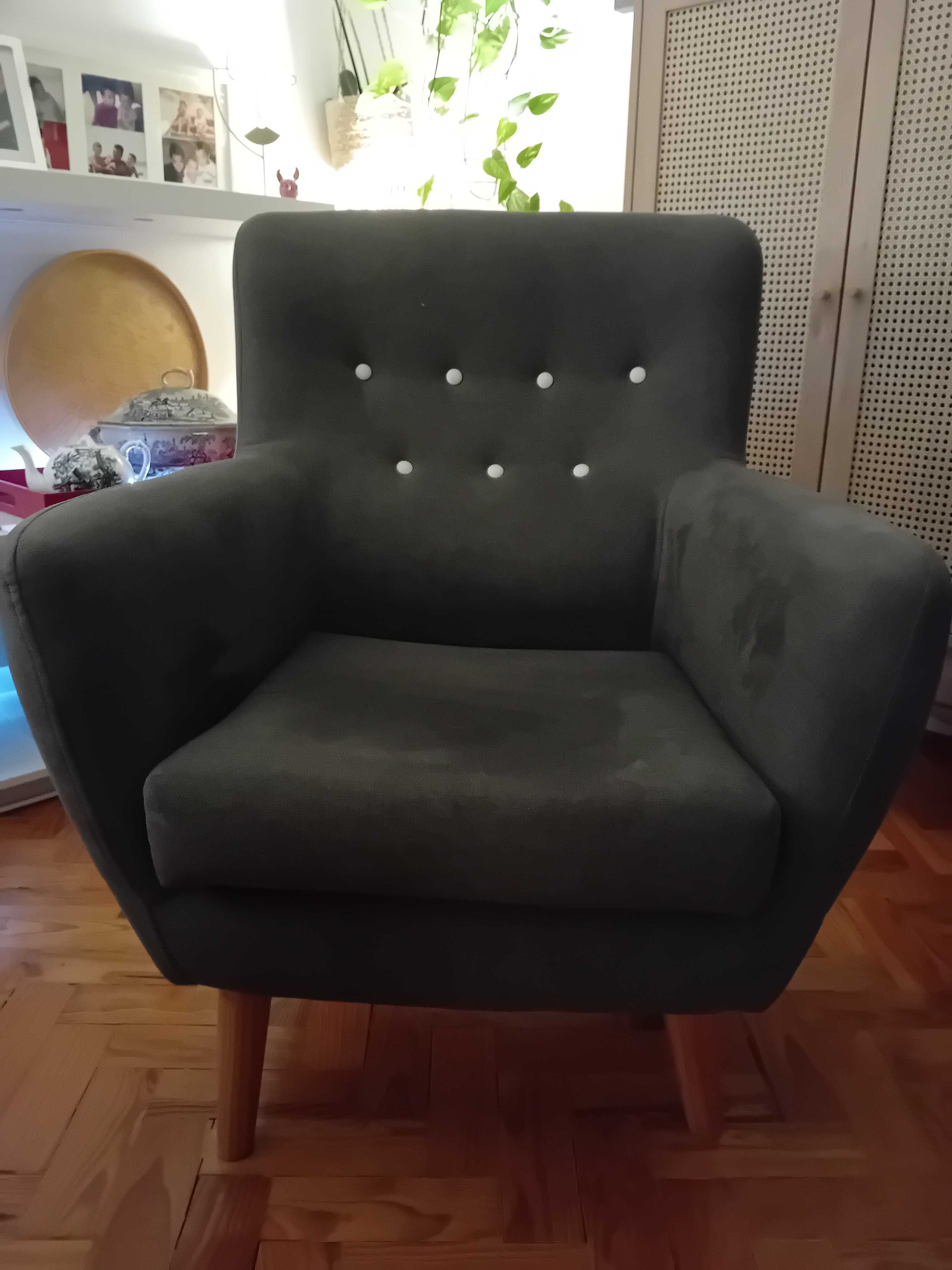 Poltrona slta com braços