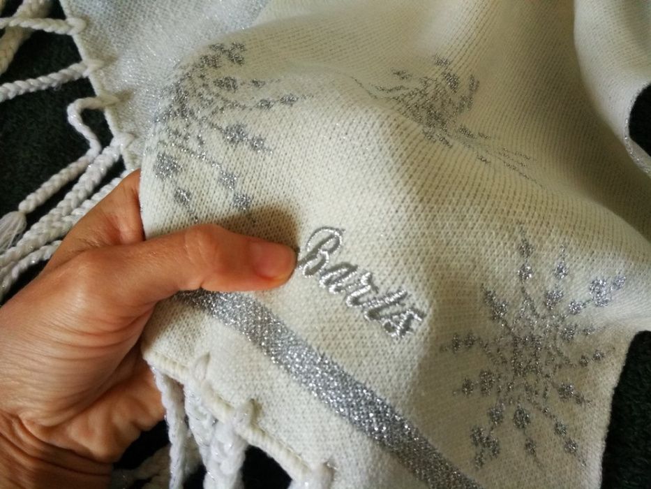 bialo srebrny szal holenderskiej firmy BARTS fredzelki szalik dlugi