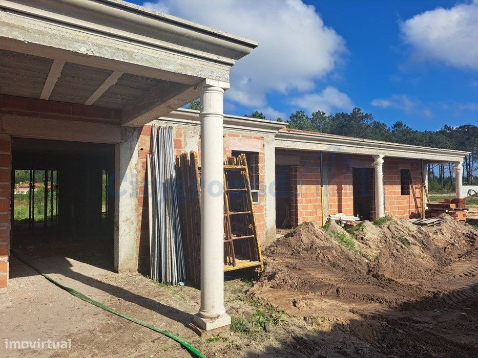 Moradia térrea V4, com 2 suítes, piscina e garagem para 2 carros