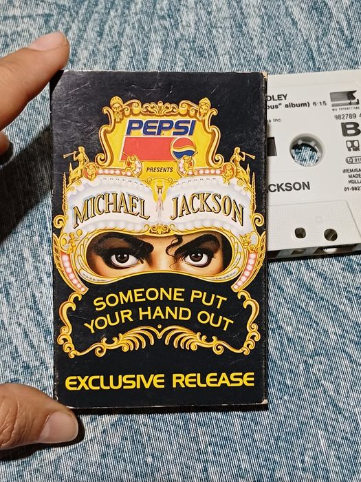 K7 Mickael Jackson "someone put tour hand out"