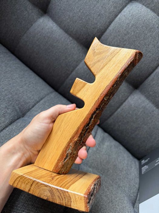 Dębowy stojak na słuchawki - rękodzieło