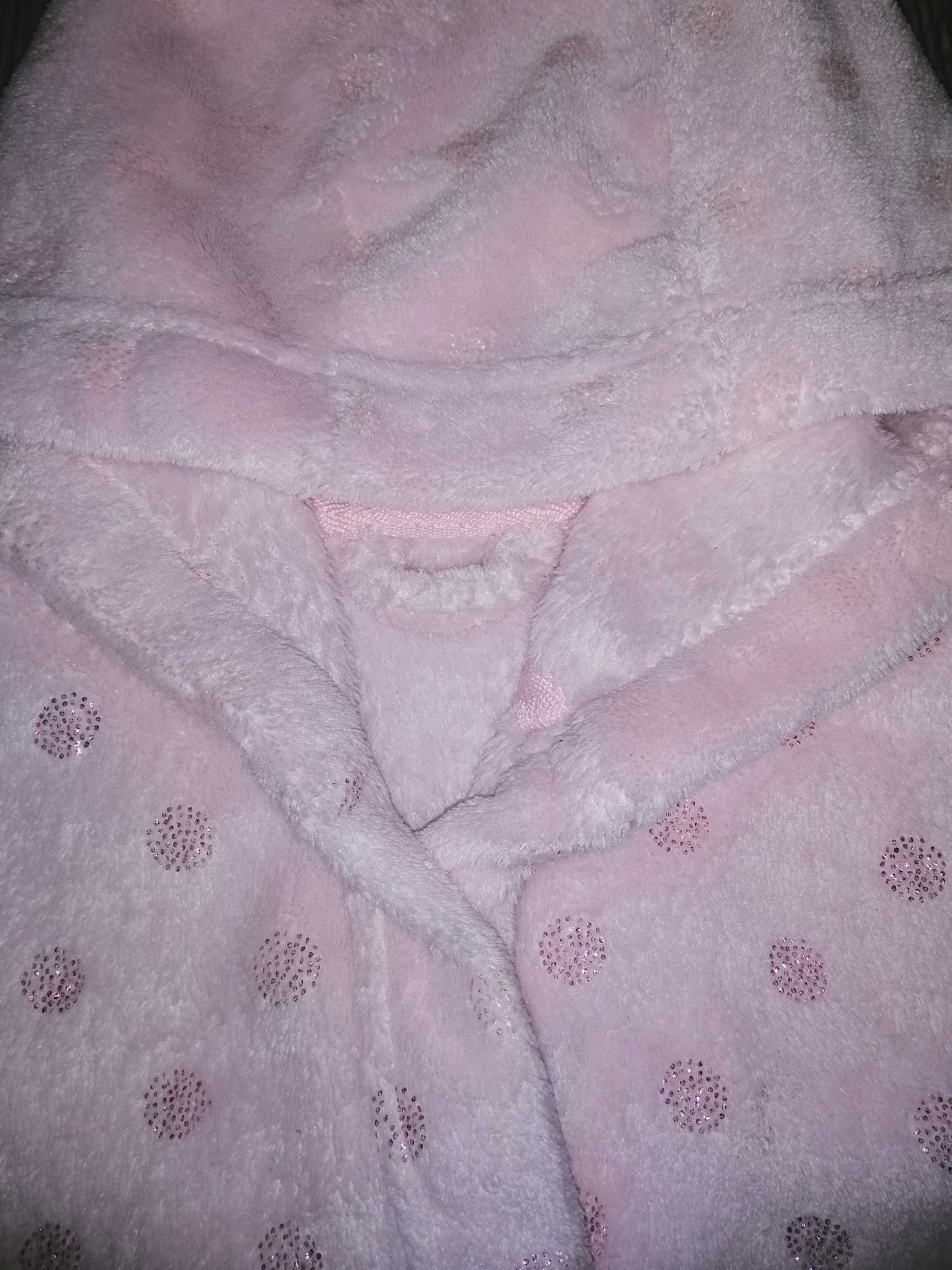Нiжно-рожевий халат в блискiтки на дiвчинку 2-3 рокiв