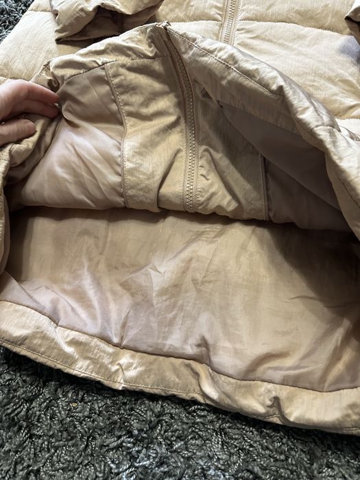 Жіночий бежевий пуховик
