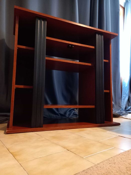 Móvel para Tv em aglomerado revestido de folha de madeira