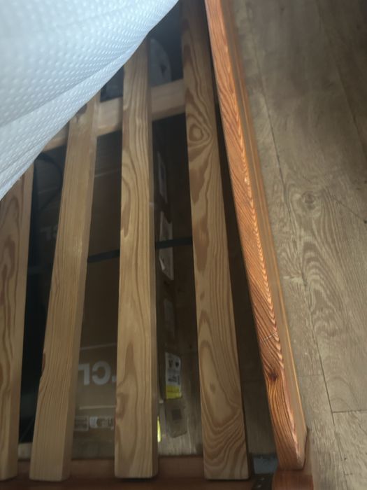 Sprzedam drewniane łóżko z materacem