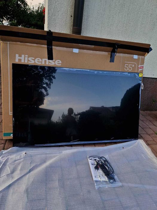Nowy uszkodzony telewizor Hisense 55 cali 55U6NQ pęknięta matryca