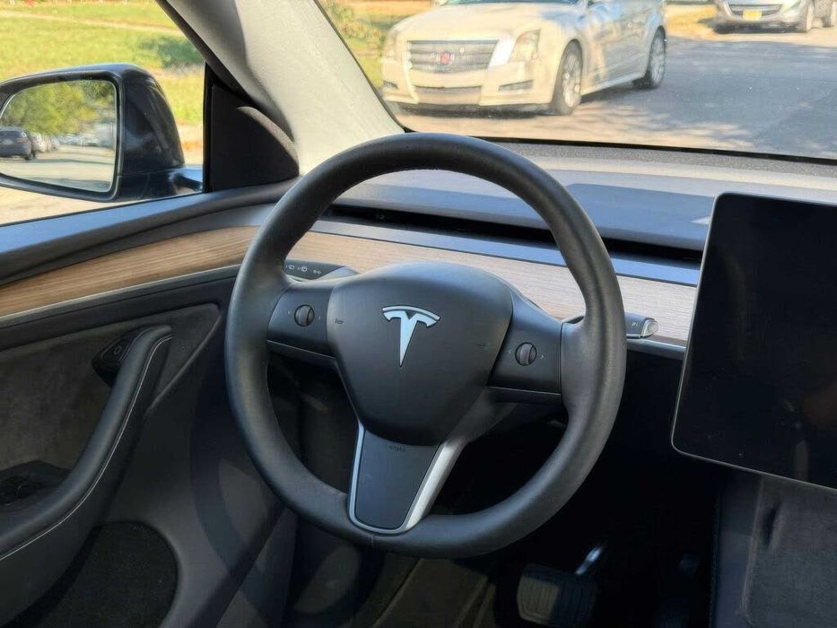 Tesla Model Y Long Range      2025