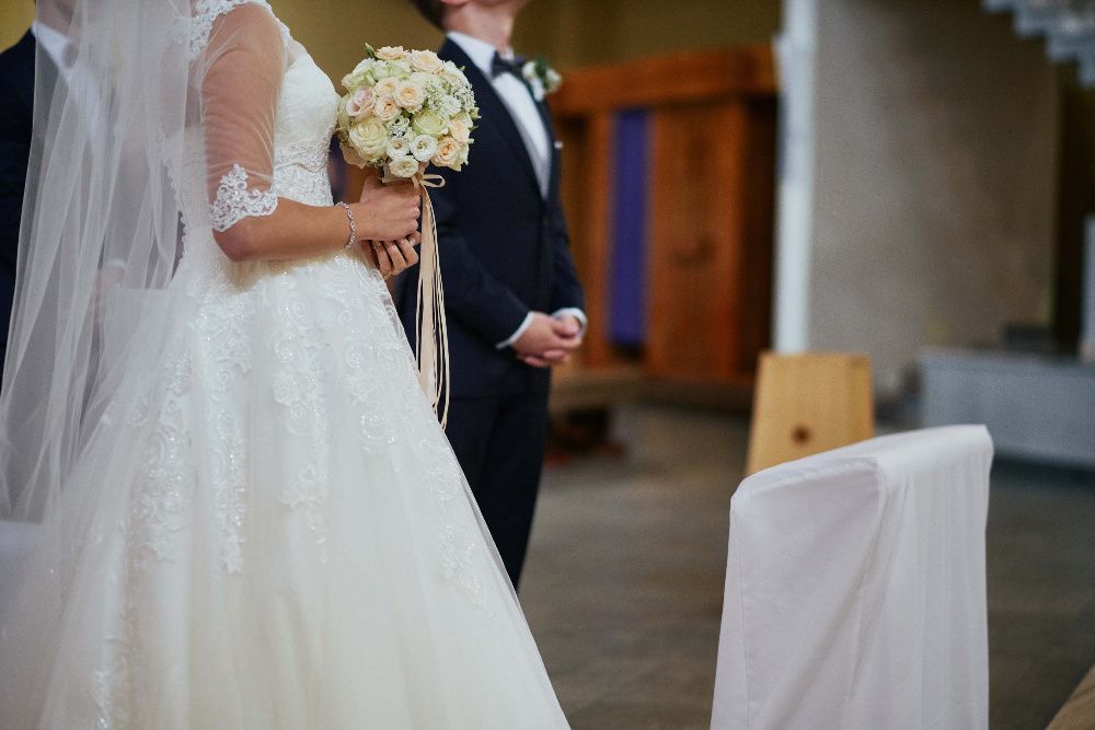 Suknia ślubna ANNAIS BRIDAL z bolerkiem i długim welonem, kolor ivory