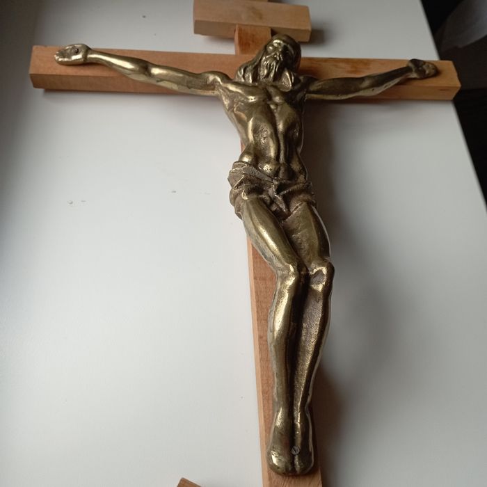 Бронзовое распятие на деревянном кресте