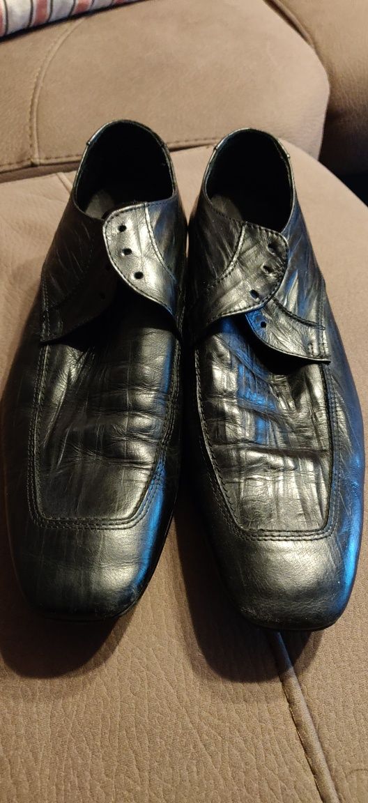 Sapatos clássicos de pele