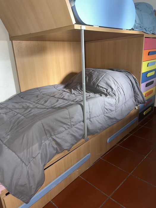 Cama superposta 2 colchoes e secretaria