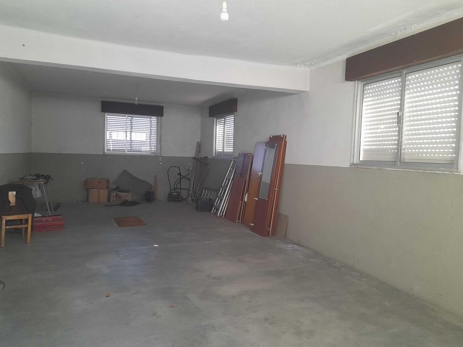 Moradia individual T6 na Covilhã com garagem para 3 carros e quintal