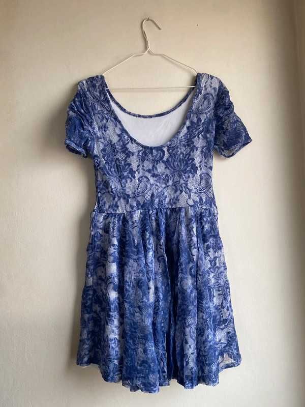 Rozkloszowana niebieska koronkowa sukienka bufiaste rękawy Savida XL/L