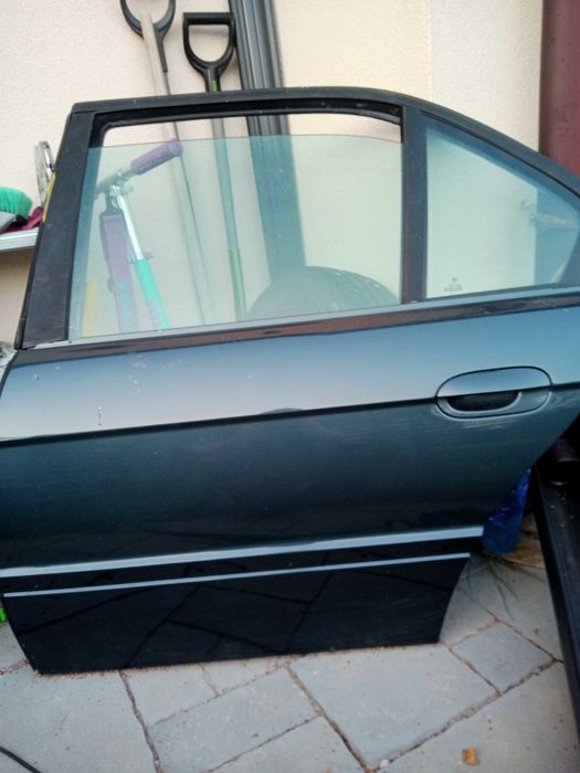 drzwi lewy tył z szybą i mechanizmem BMW E38