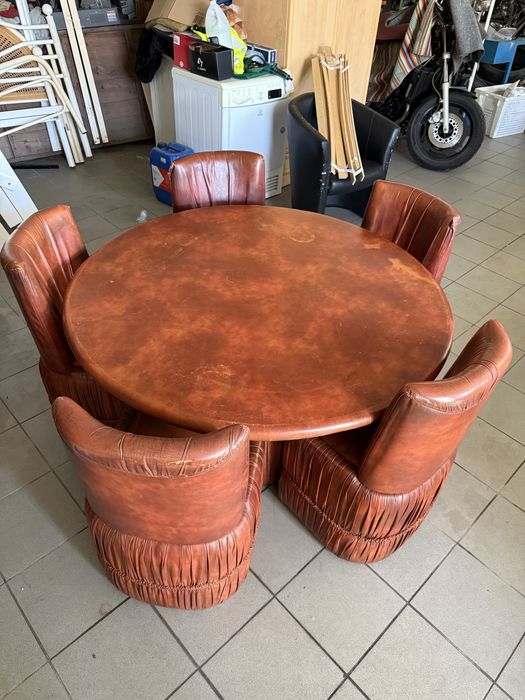 Mesa redonda com cadeiras