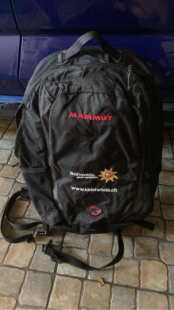 Varias mochilas  como novas para venda.
