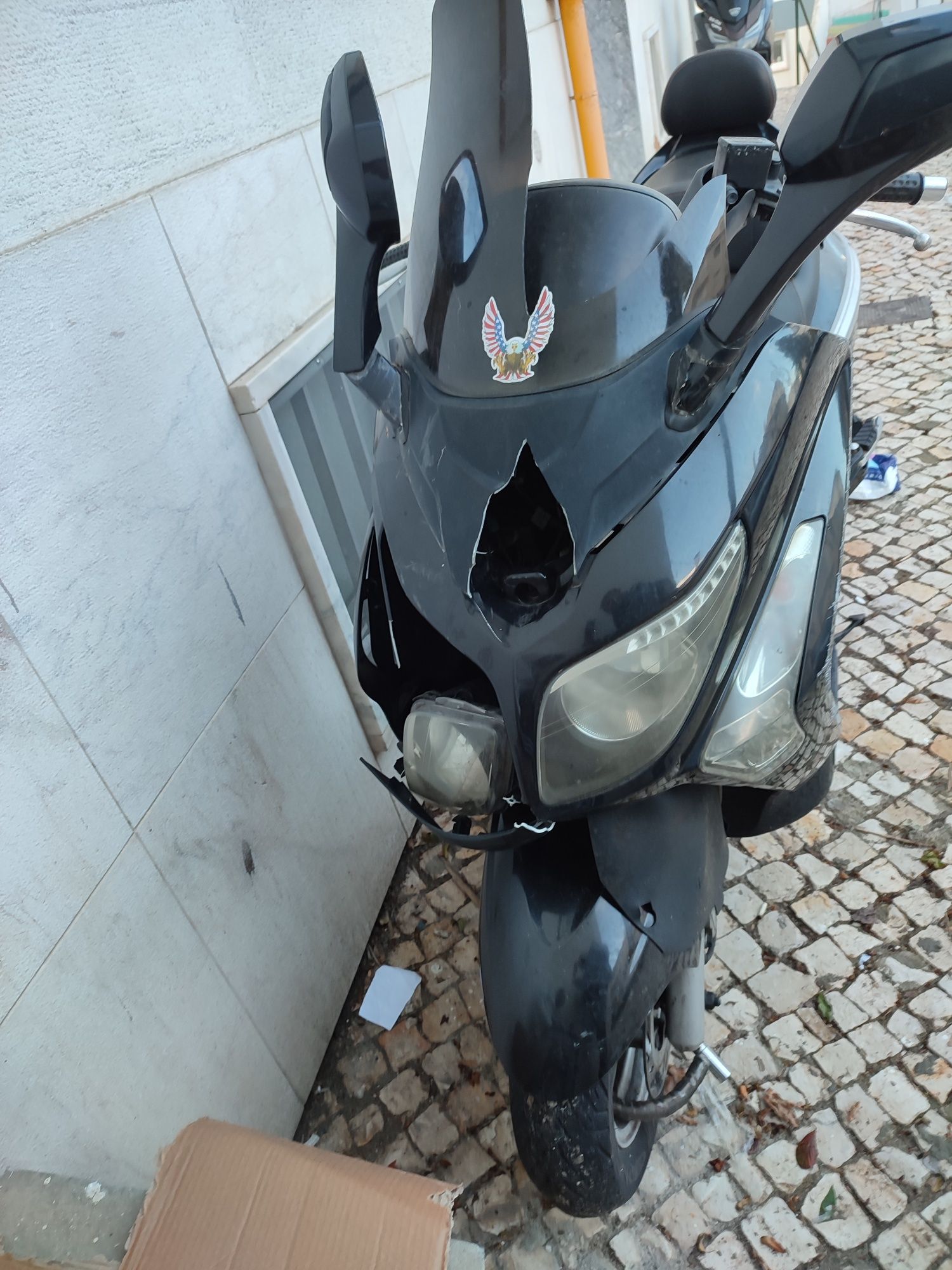 SYM GTS 125 para arranjar carenagem