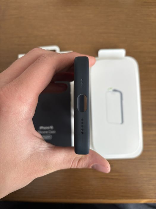 Оригінальний чохол Apple iPhone 16