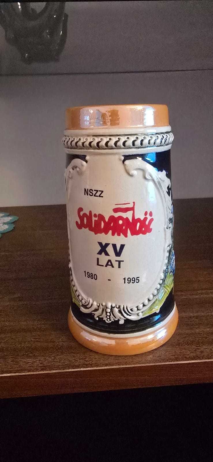 Dwa kubki Solidarności