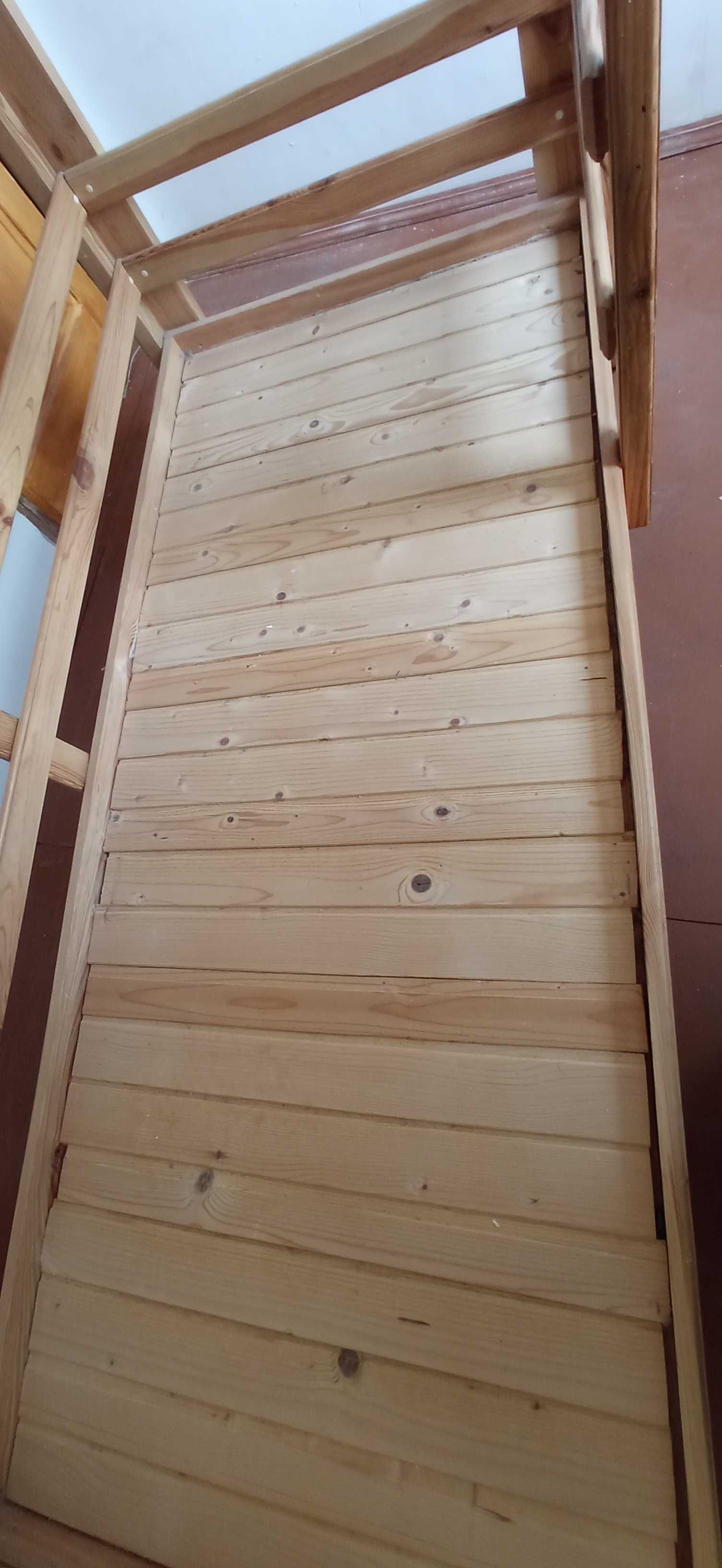 Дерев'яне двох'ярусне ліжко