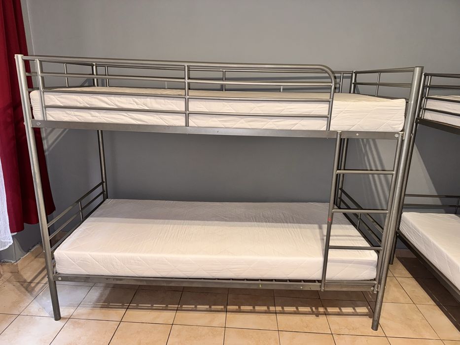 Łóżka piętrowe z materacami – 3 sztuki dostępne!