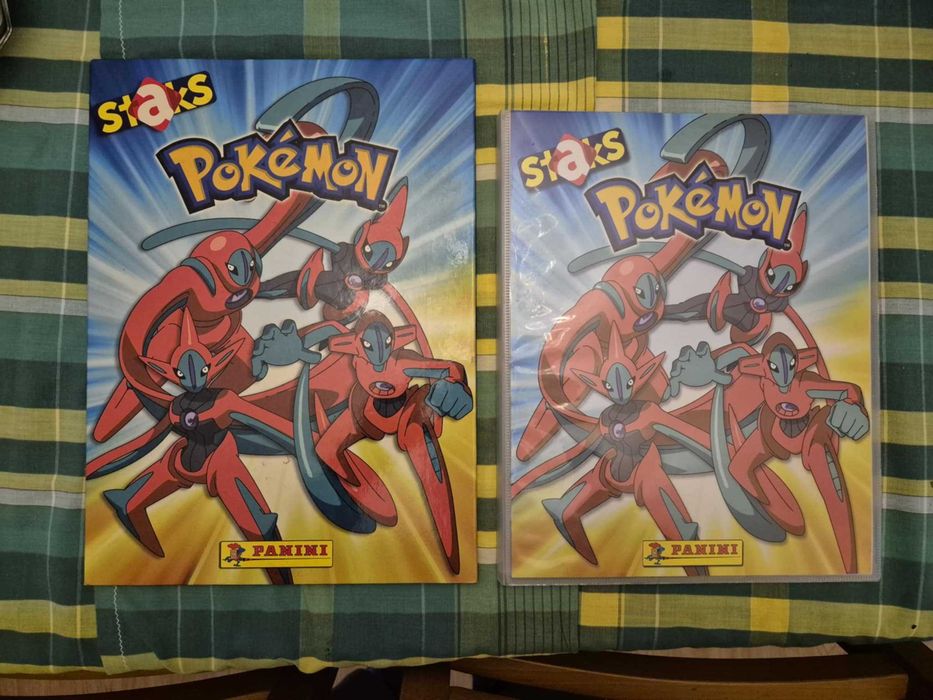 Caderneta pokemon staks com campo de jogo