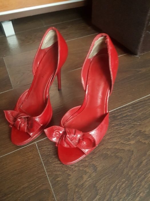 Eleganckie czerwone sandałki na szpilce rozmiar 38