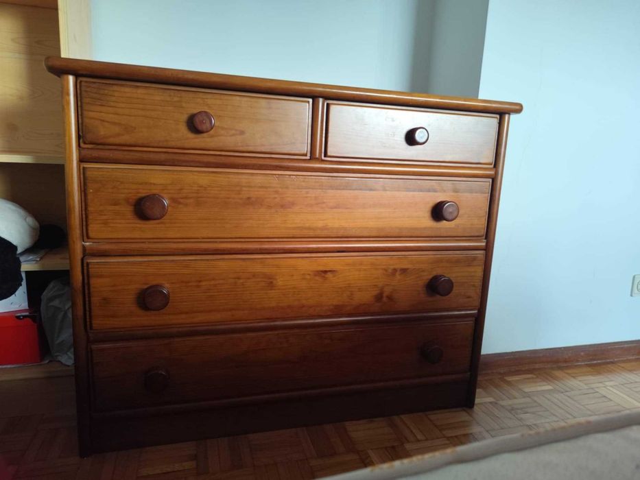 Cómoda Madeira cinco gavetas em excelente estado