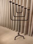 Candelabro em ferro maciço.