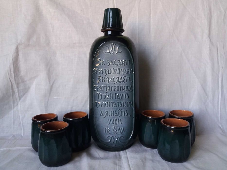 Бутылка со стаканами. Керамика.