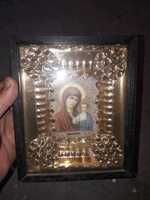 Старая икона Божьей Матери под стеклом в позолоте в деревянной рамке