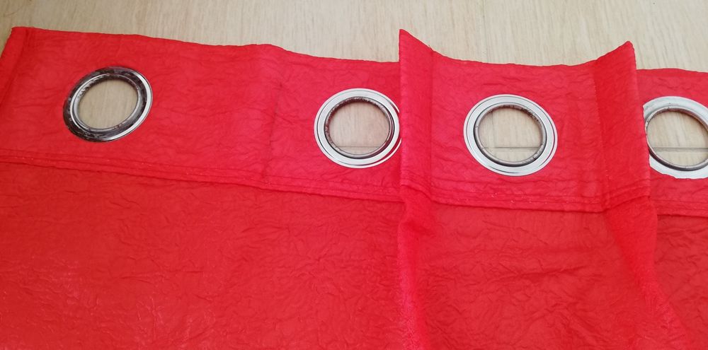 1 cortinado de argolas em vermelho