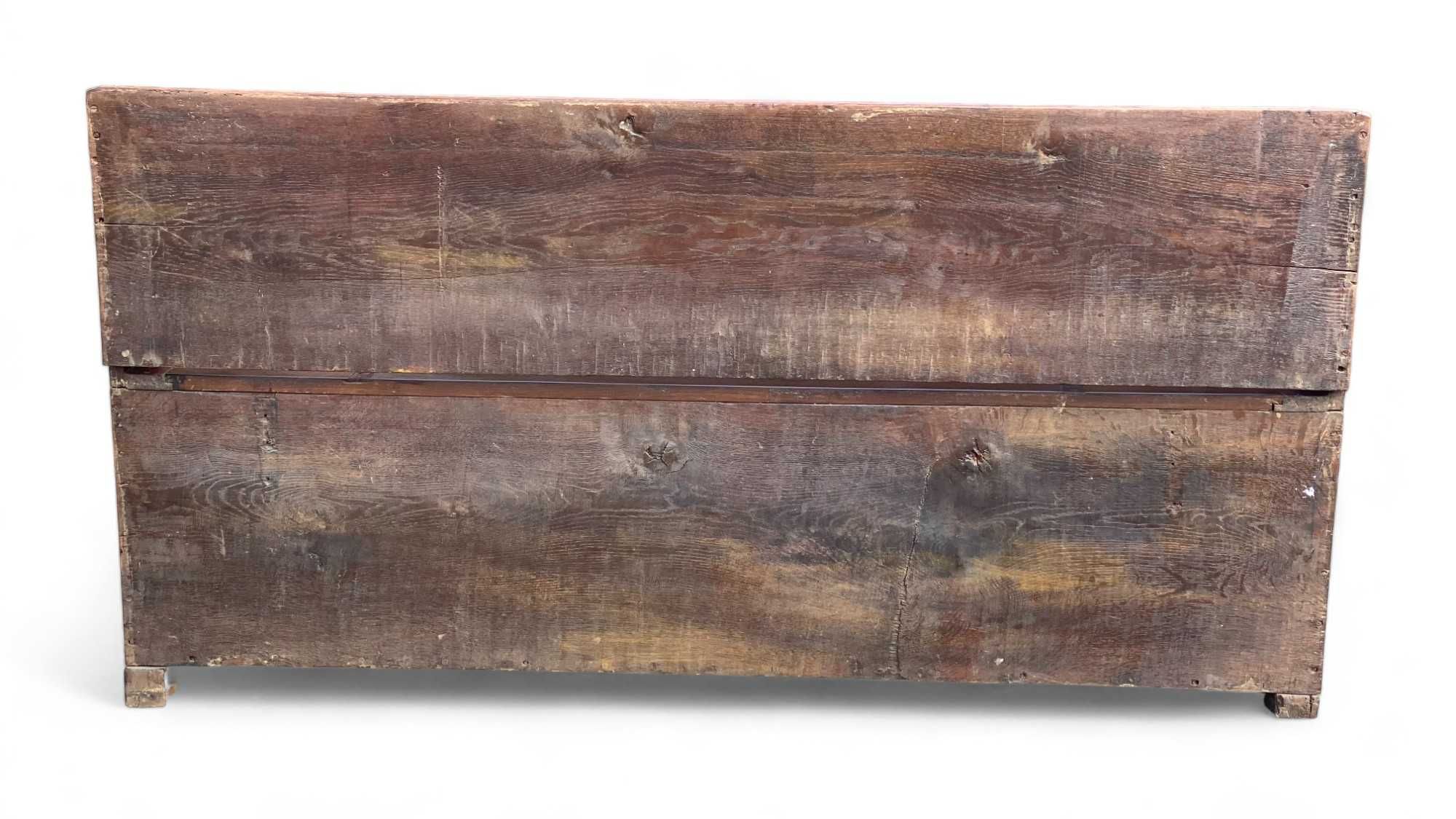 Stara rzeźbiona ława, drewniana ławka ze schowkiem, skrzynia siedzisko