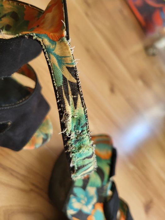 Sandały na koturnie