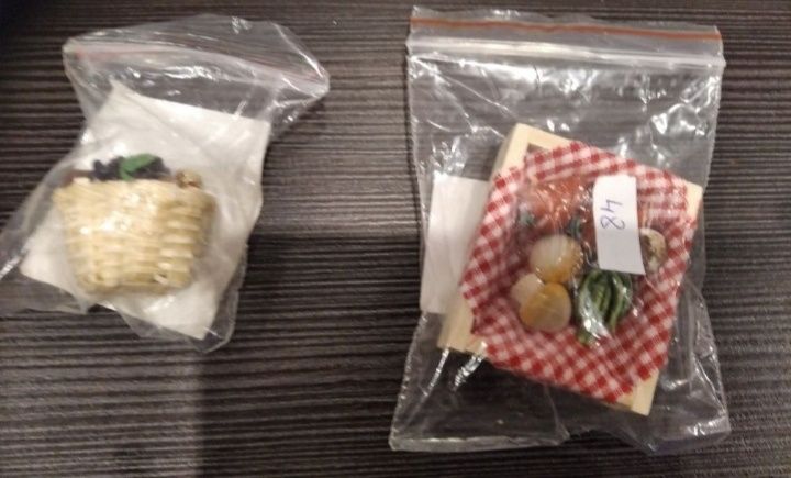 Mini mebelki dla lalek skala 1:12 zestaw taczka warzywa