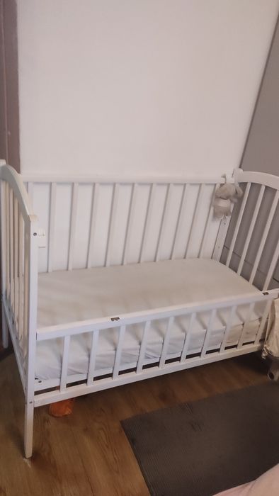Дитяче ліжечко біле