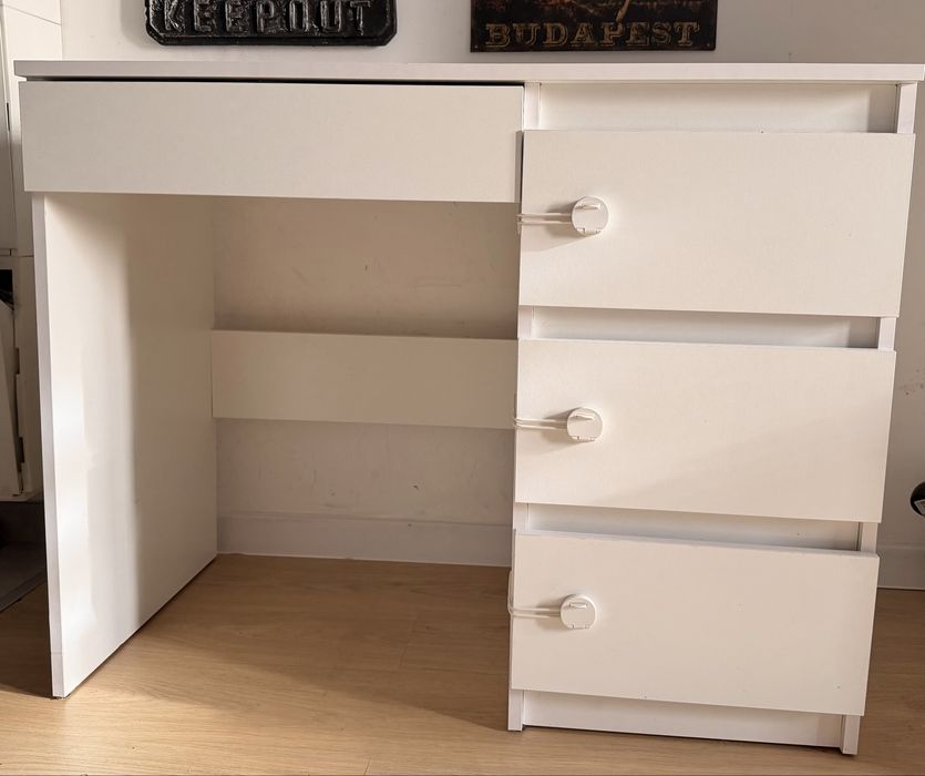 Biale biurko z szufladami