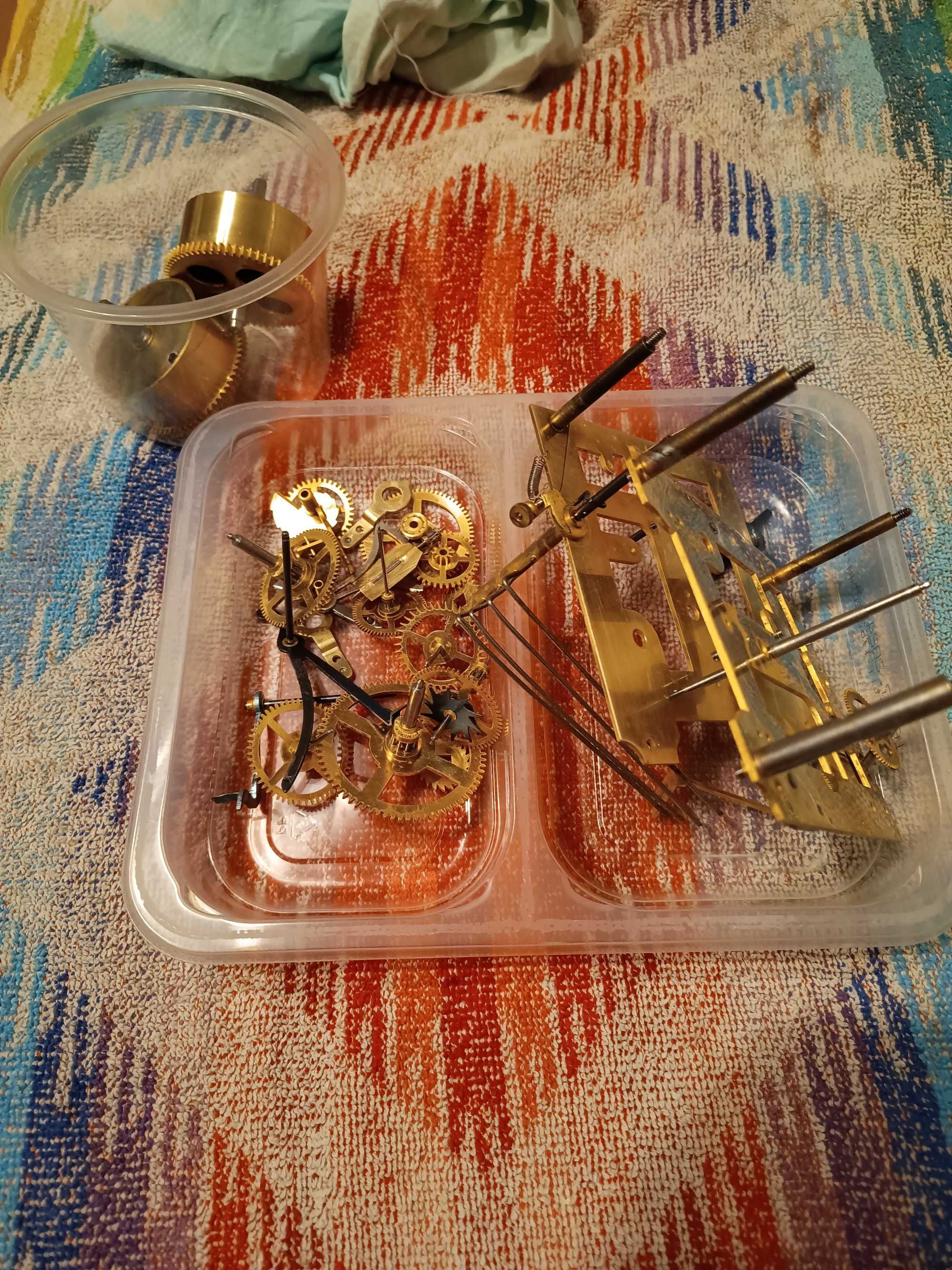 Mechanizm starego zegara 4 młotki