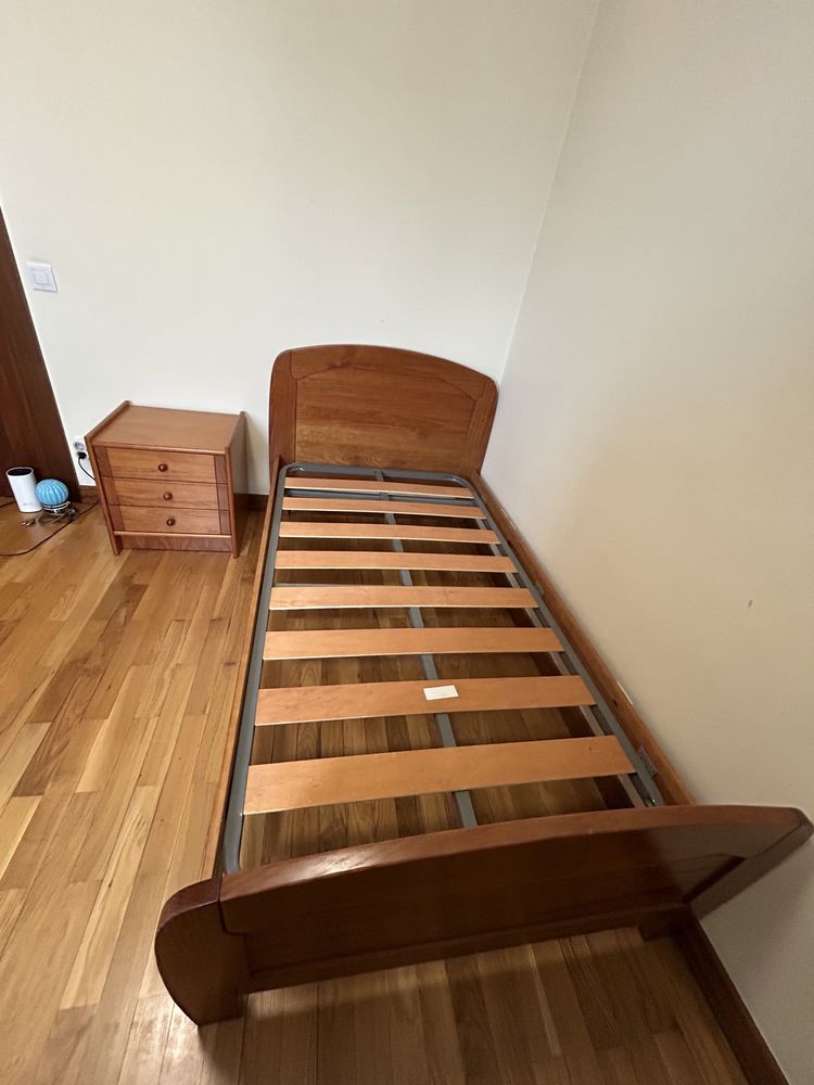 Cama solteiro+Estrado+Colchão+Mesa cabeceira (1 disponivel/1 vendido)