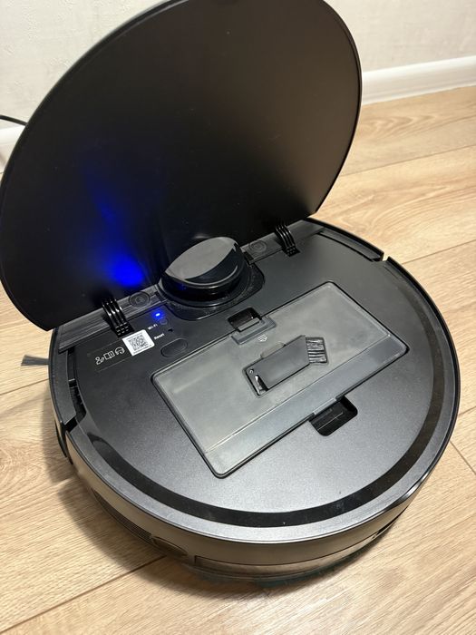 Миючий робот-пилосос