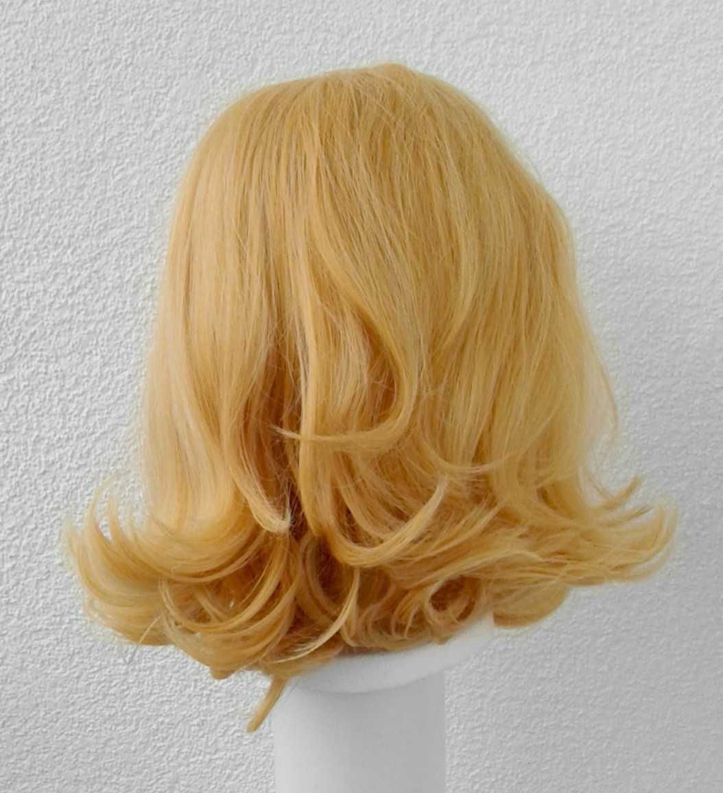 Żółta blond peruka z przedziałkiem grzywką falowana cosplay wig