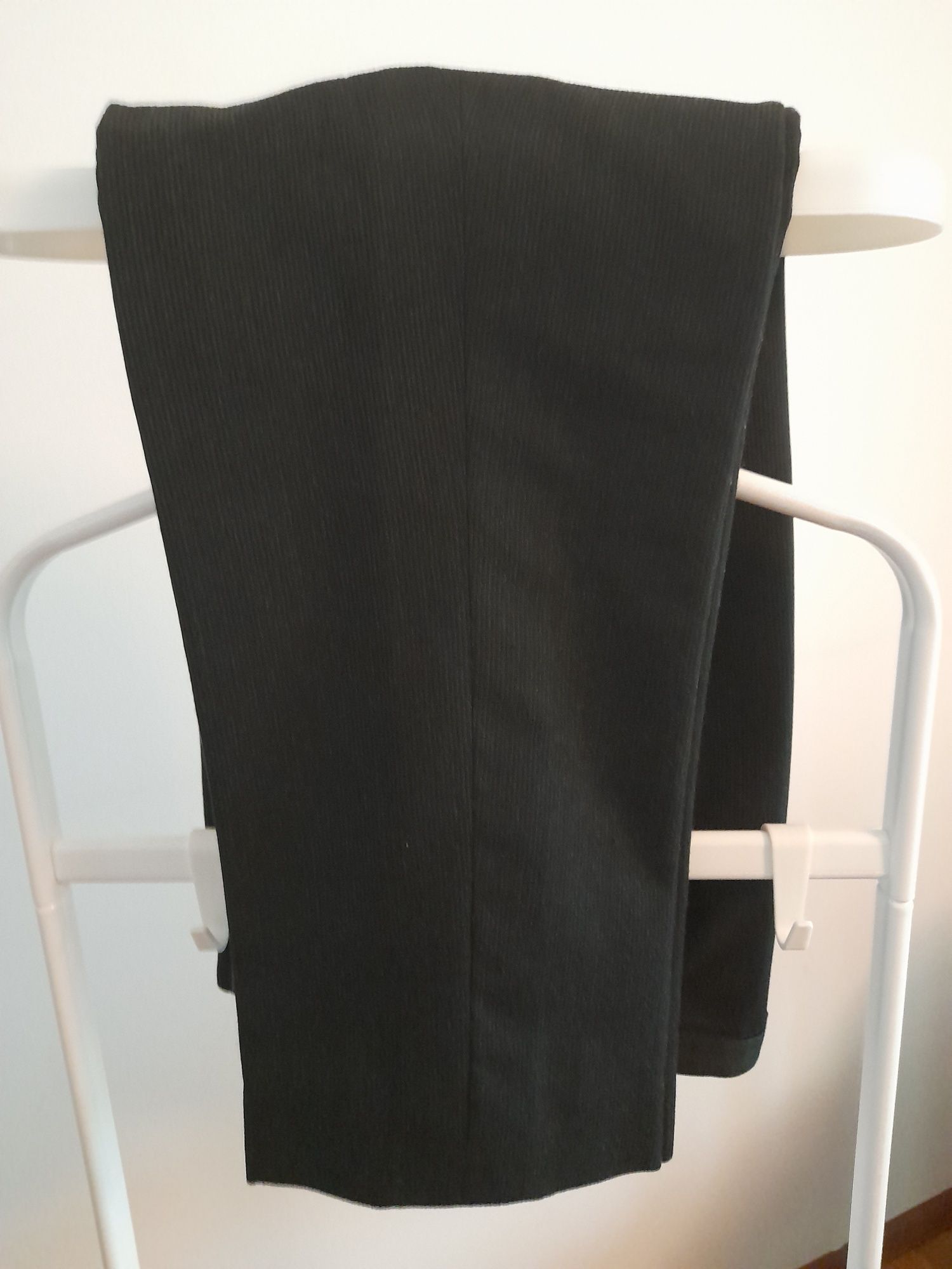 Fato, blazer e calças,  com pelo na gola.