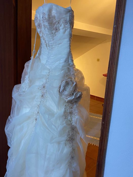 Vendo vestido de Noiva cor Bege em excelente estado.
