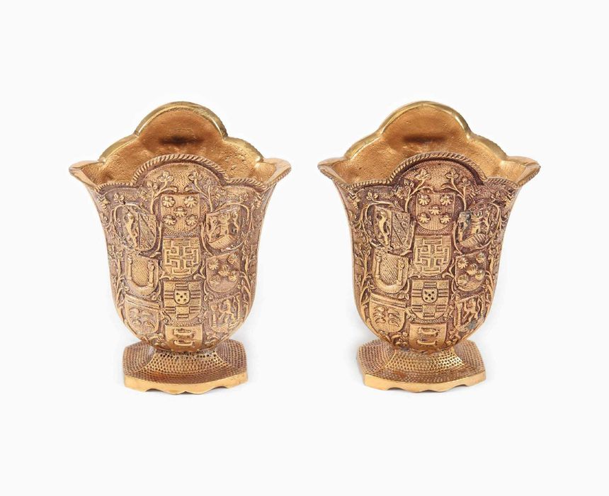 Par de jarras em bronze