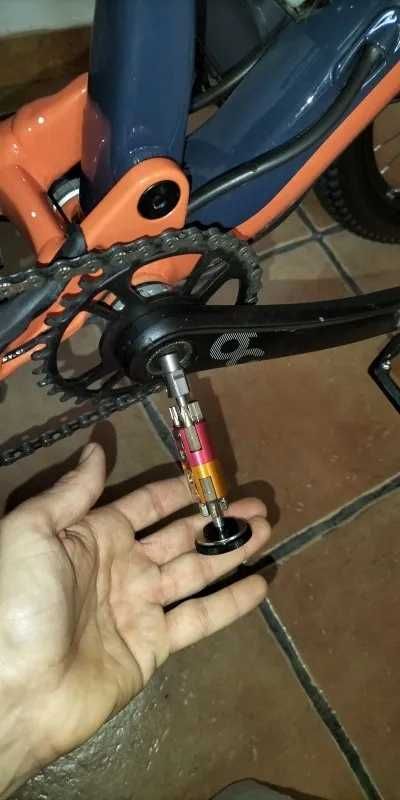 Chave multi tool bike BTT - coloca-se no eixo pedaleiro (buraco)