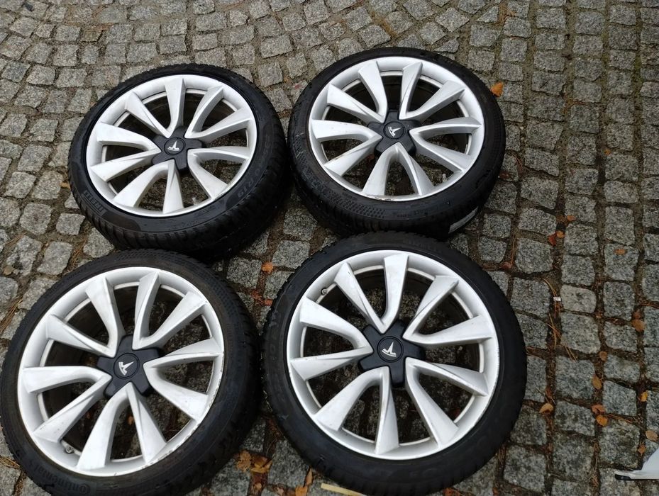 Tesla MODEL 3 Performance Zima 235/40/19