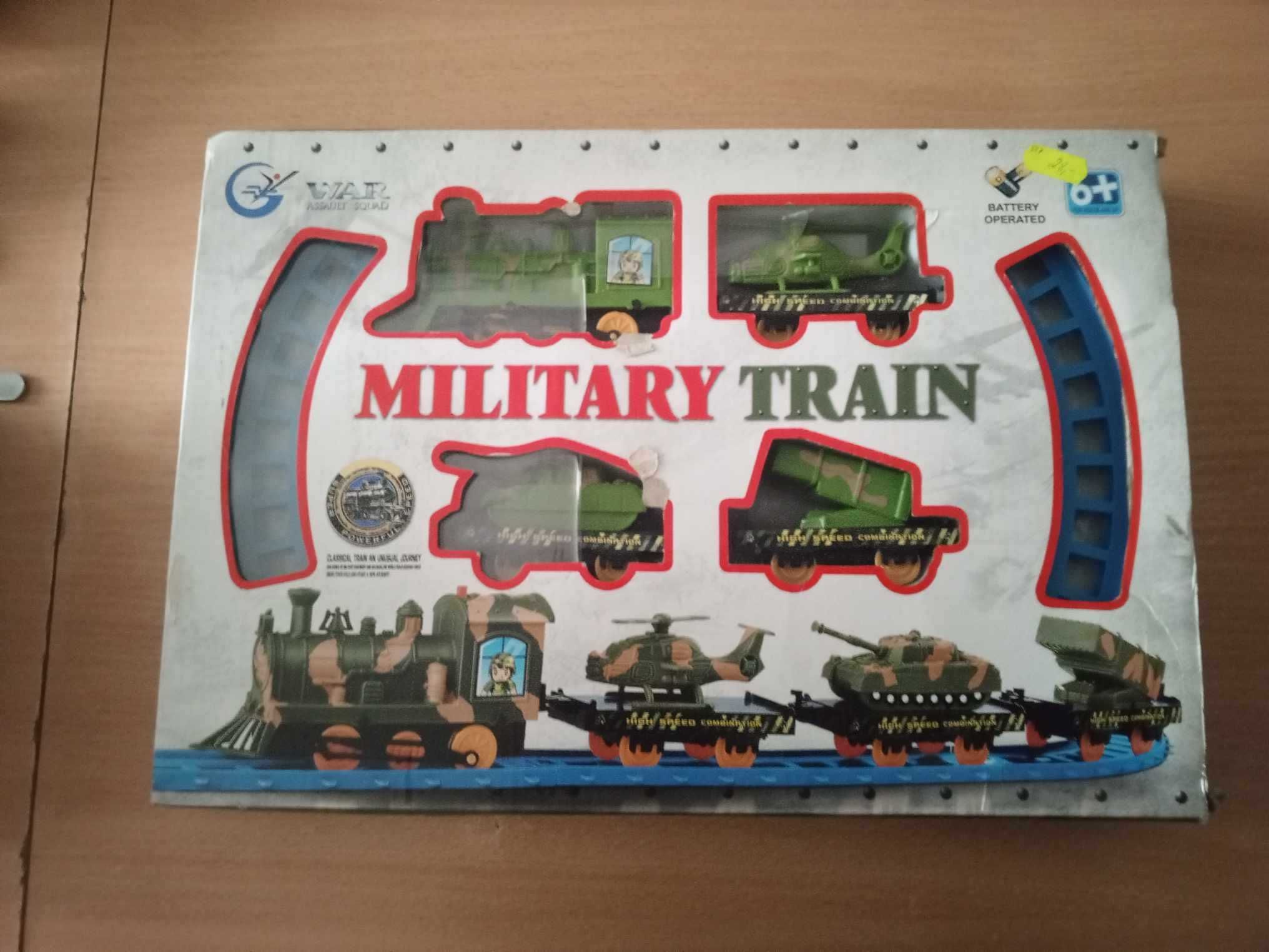 Pociąg plastikowy z wozami bojowymi militaria