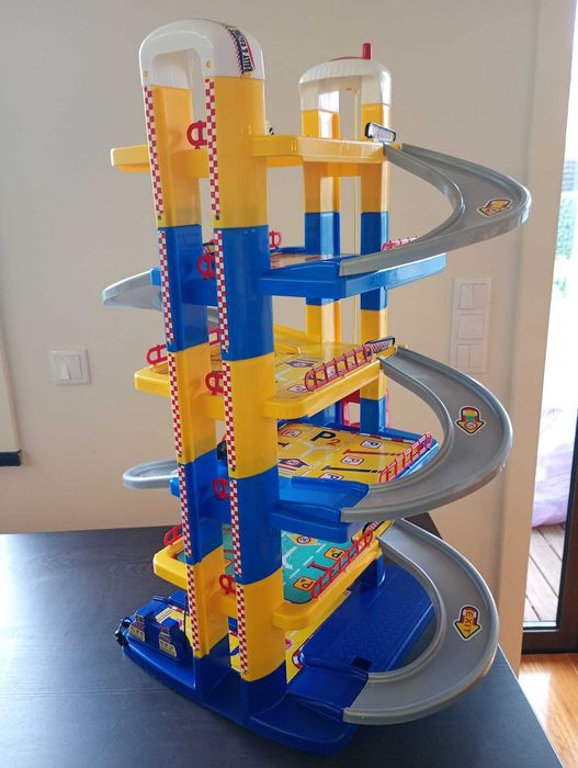 Vendo garagem infantil em bom estado